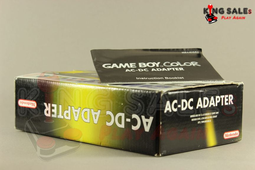 Game Boy Color AC-DC Adapter in Originalverpackung von der linken seite