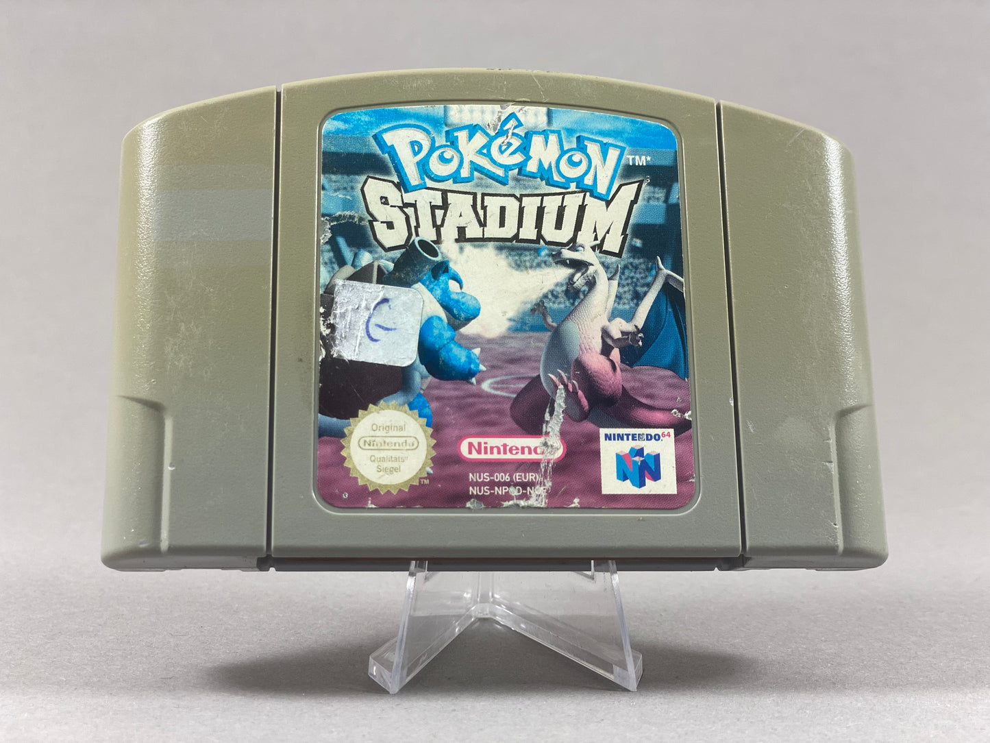 Nintendo 64 Videospiel Modul Pokémon Stadium von vorne in stark gebrauchtem Zustand