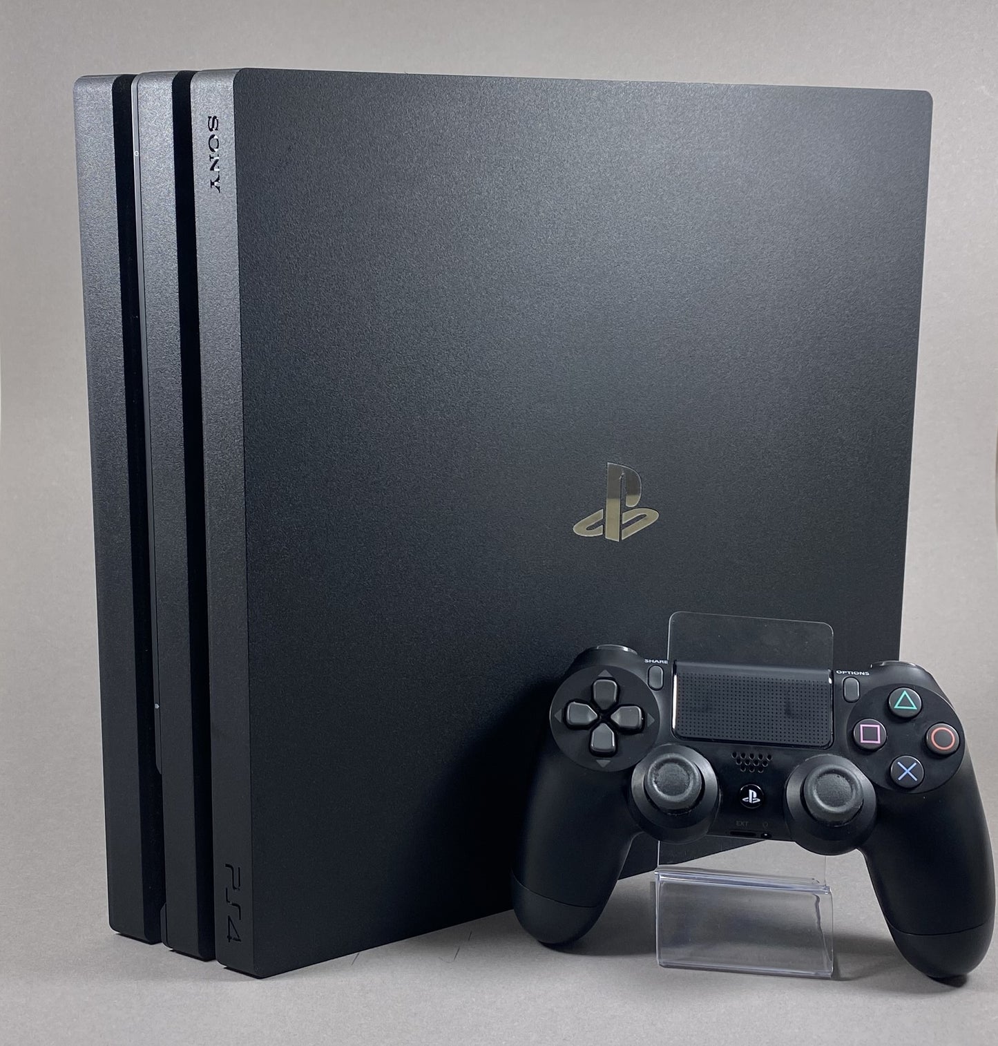 PlayStation 4 Pro Konsole von vorne mit Controller