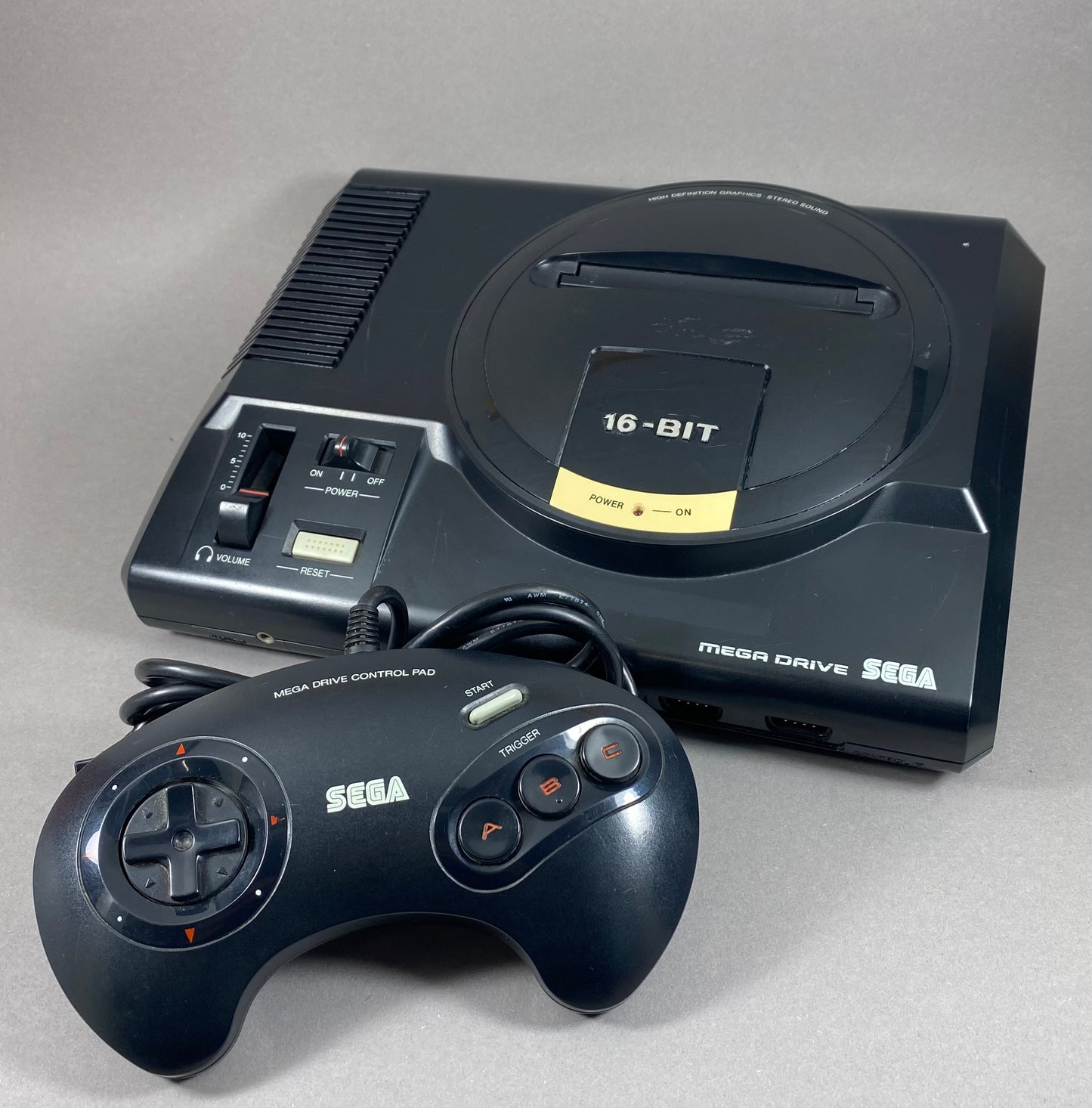 Sega Mega Drive Konsole mit Controller