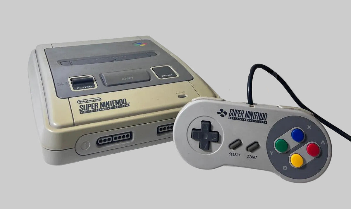 Super Nintendo Videospiel Konsole von vorne mit einem Controller gebraucht