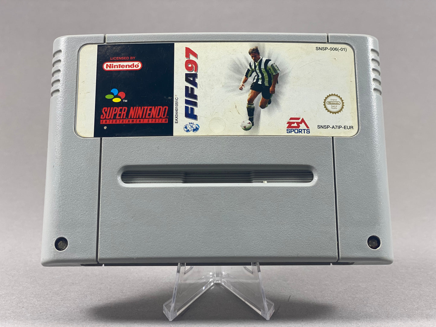Super Nintendo Videospiel FIFA 97 Modul von vorne