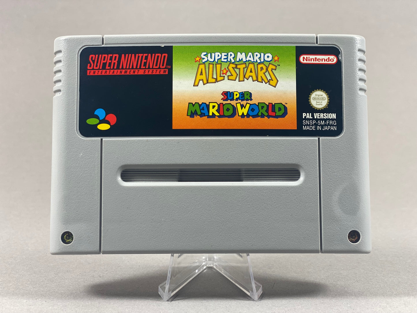 Super Nintendo Videospiel Super Mario All-Stars und Super Mario World Modul von vorne