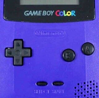 Game Boy Color Konsole in lila von vorne