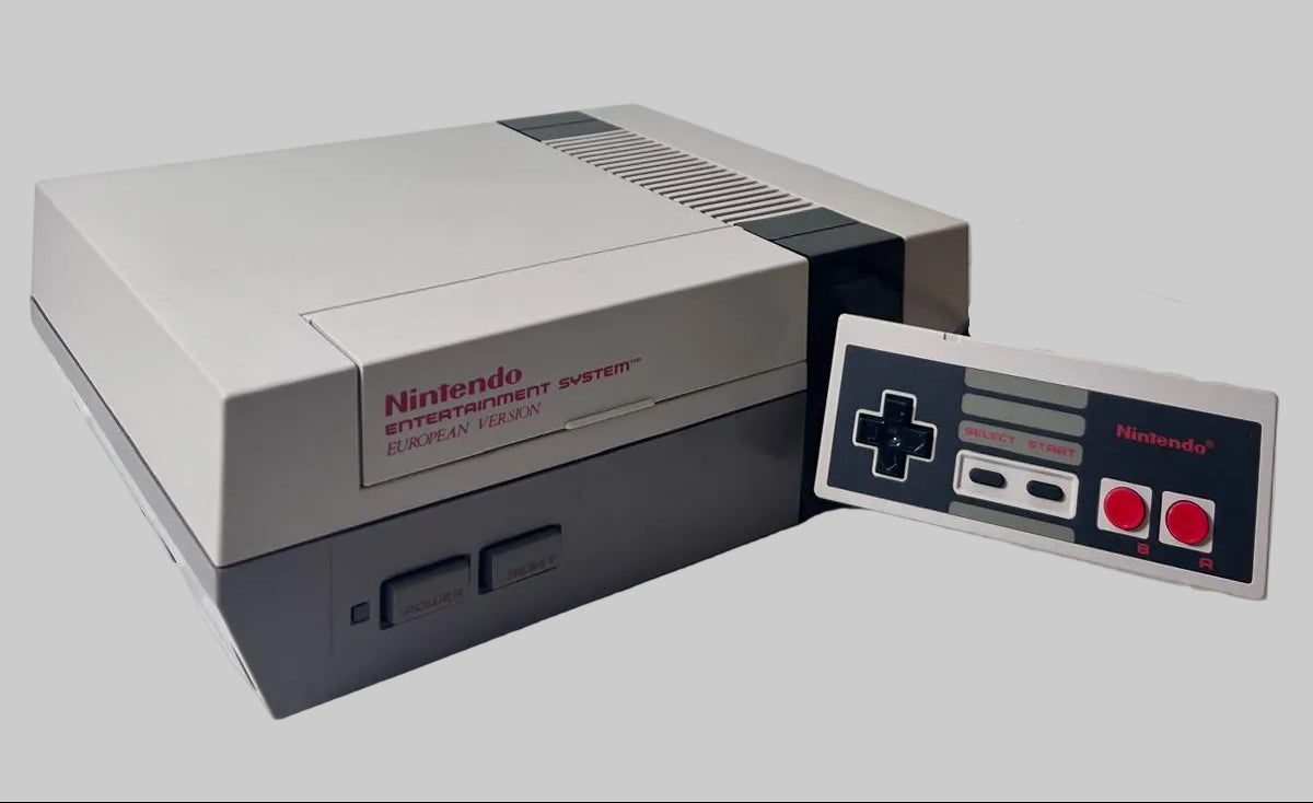 Nintendo NES Videospielkonsole von vorne mit Controller