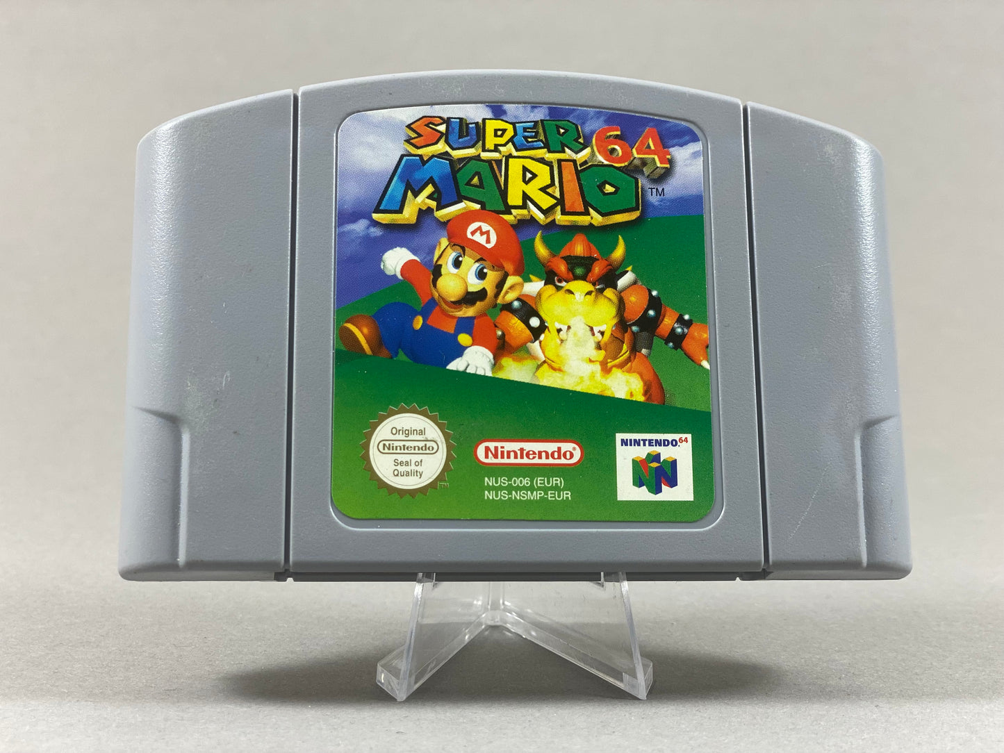 Nintendo 64  Videospiel Modul Super Mario 64 von vorne