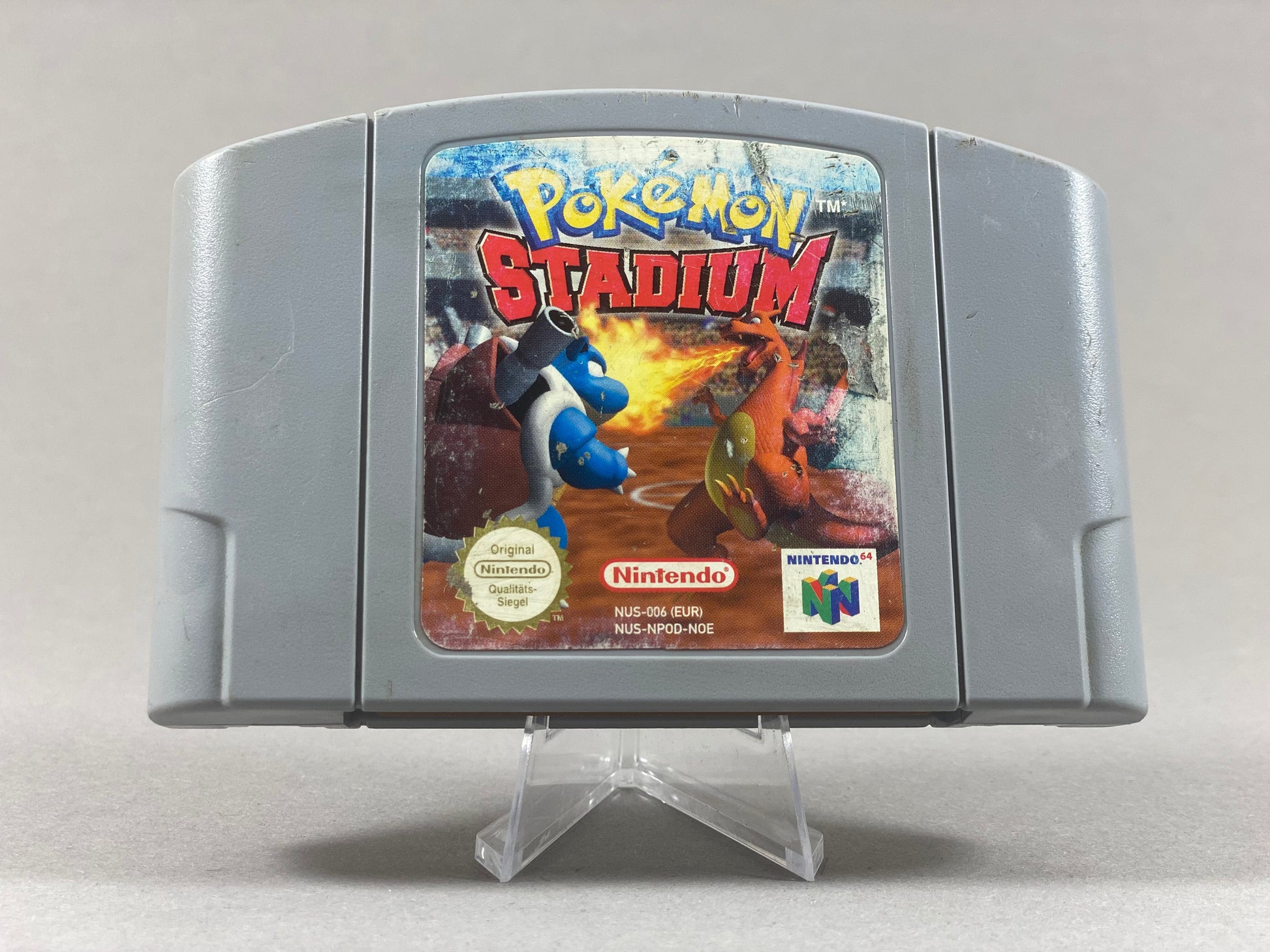 Nintendo 64  Videospiel Modul Pokémon Stadium von vorne in gebrauchtem Zustand