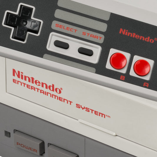 Nintendo NES Videospielkonsole von vorne mit Controller