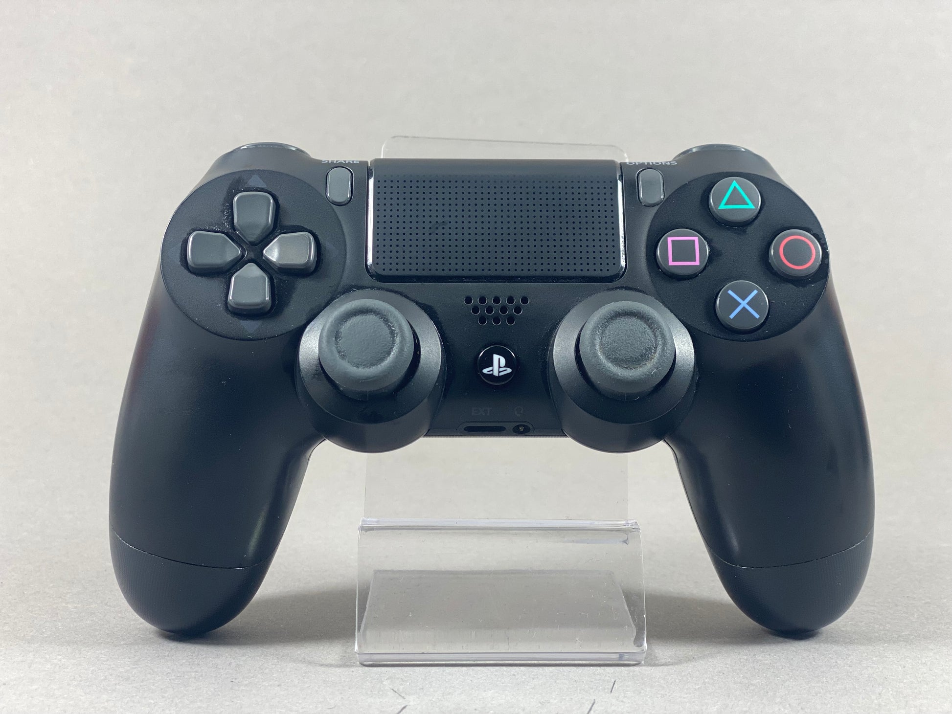 PlayStation 4 Controller von vorne in schwarz