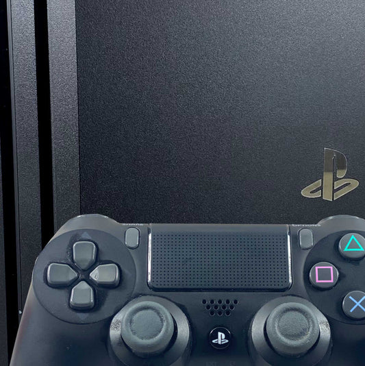 PlayStation 4 Pro Konsole von vorne mit Controller