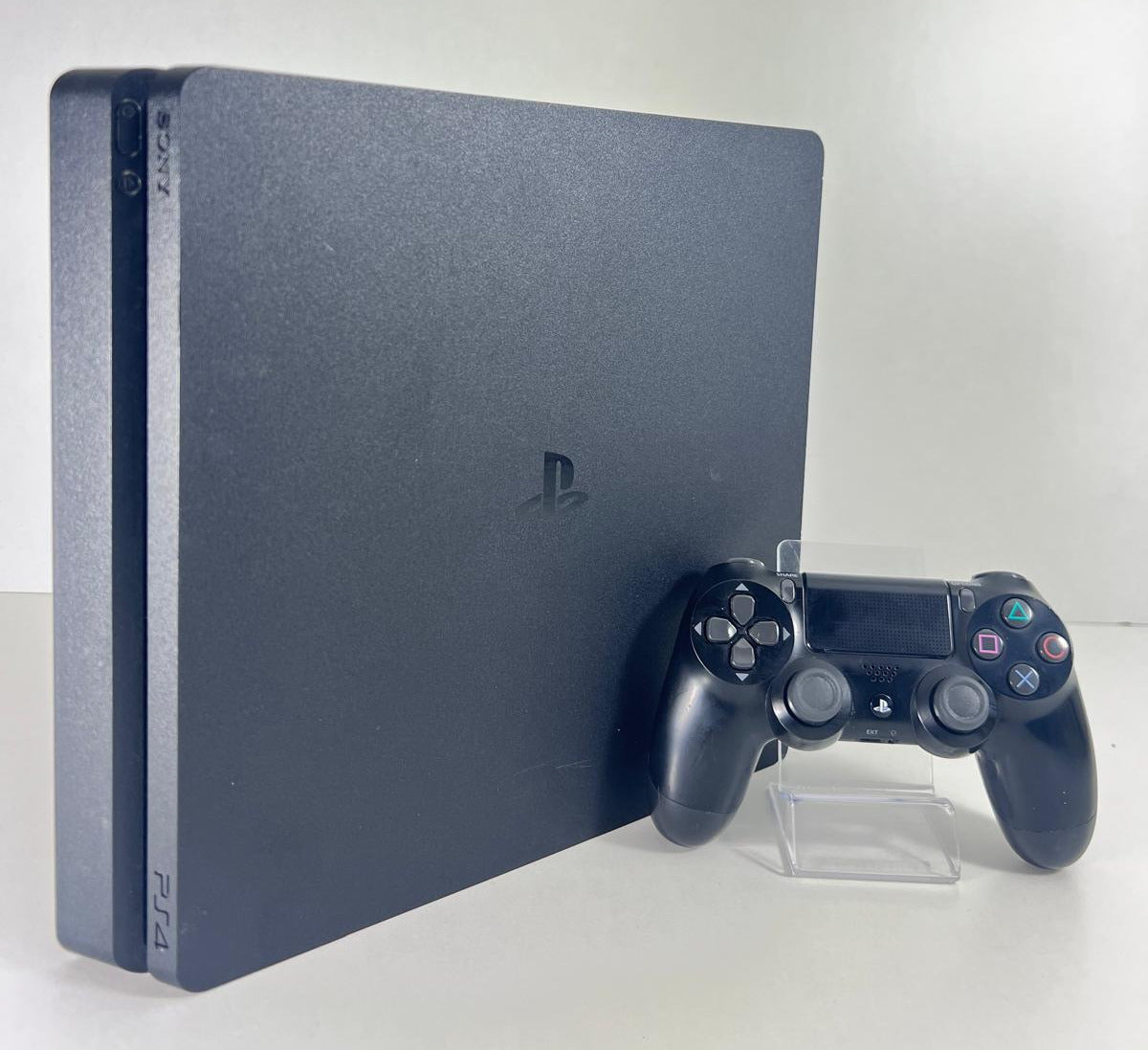 PlayStation 4 Slim Konsole mit Controller in schwarz