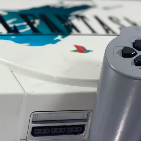 PlayStation Videospielkonsole Custom im Final Fantasy Design mit einem First Gen Controller