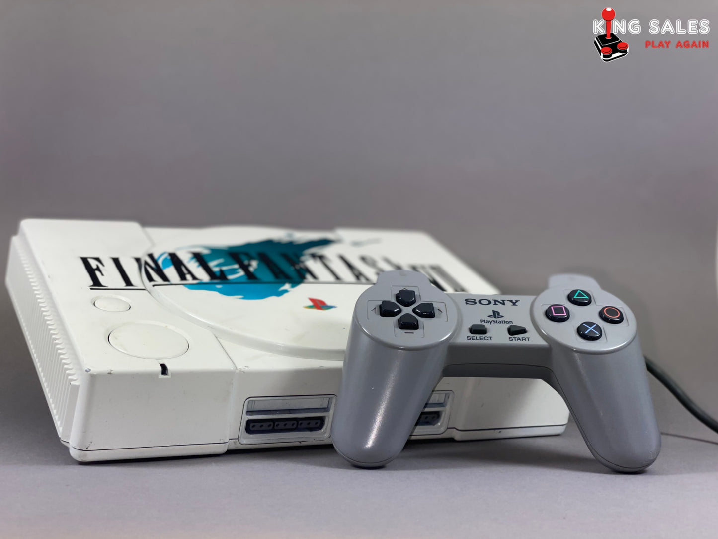 PlayStation Videospielkonsole Custom im Final Fantasy Design mit einem First Gen Controller