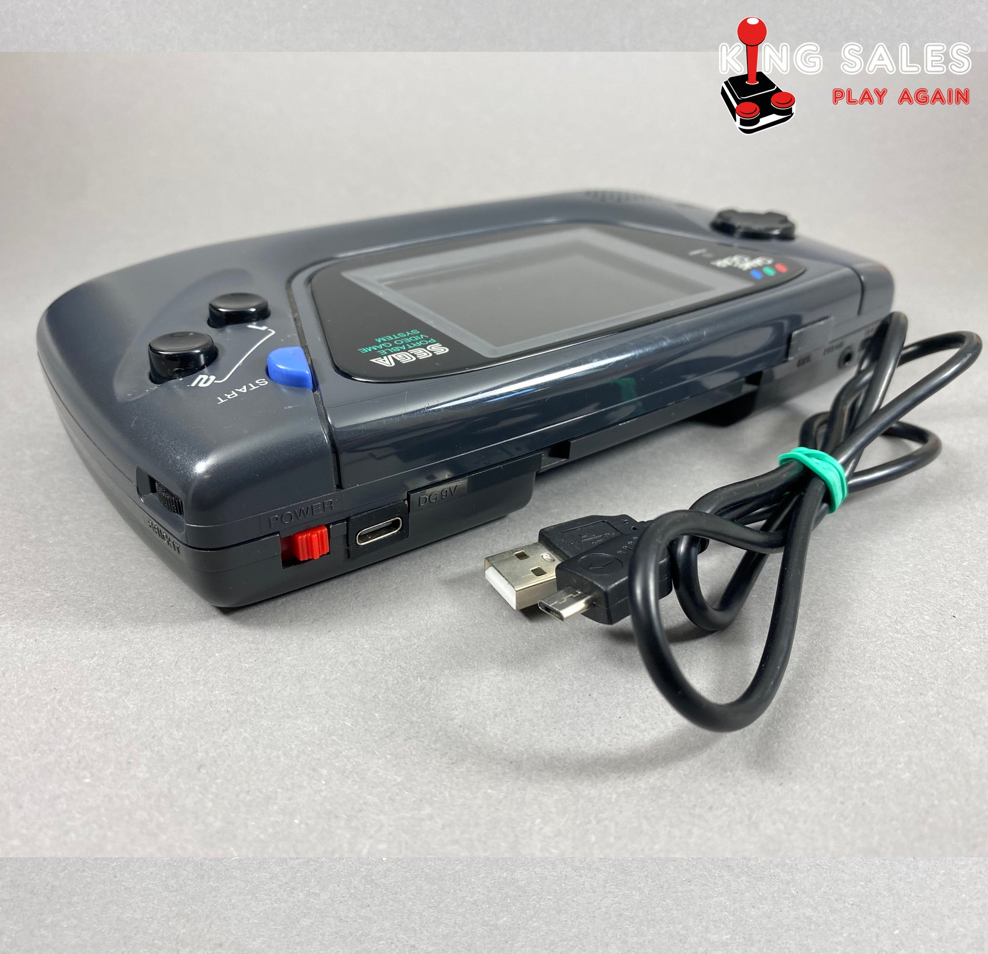 Sega Game Gear Handheld Konsole von der Seite. Zu sehen USB-C Charging Anschluss mit Ladekabel