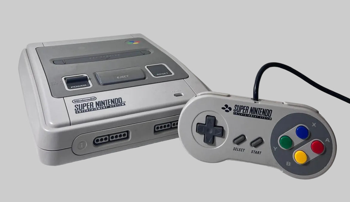 Super Nintendo Videospiel Konsole von vorne mit einem Controller gut
