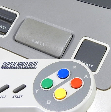 Super Nintendo Videospiel Konsole von vorne mit einem Controller