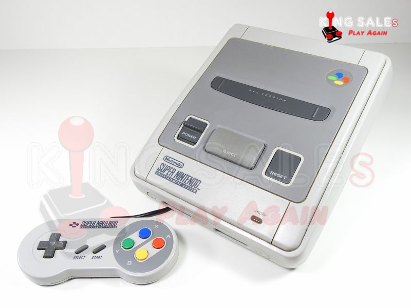 Super Nintendo Videospiel Konsole von vorne mit einem Controller