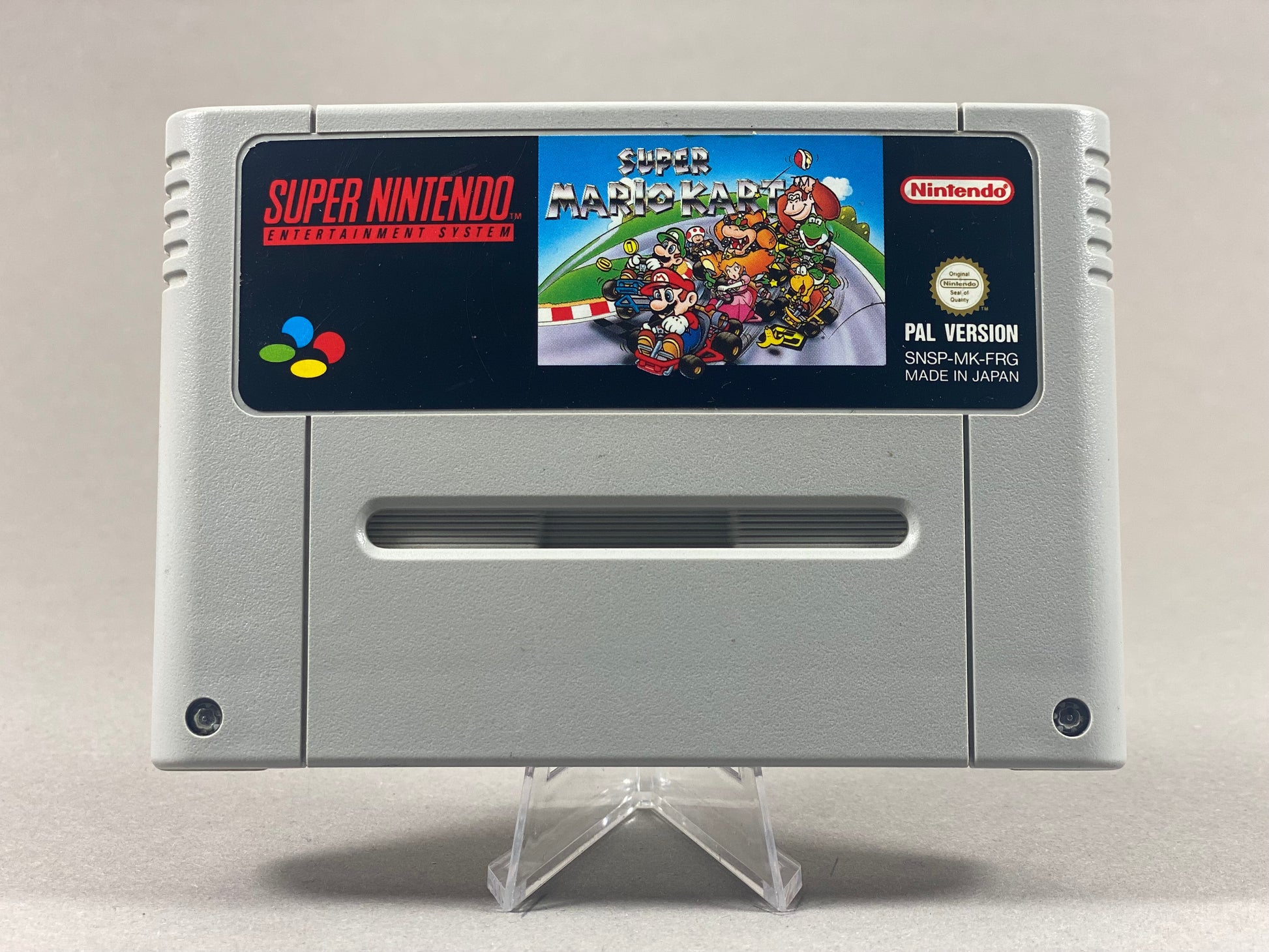 Super Nintendo Videospiel Super Mario Kart Modul von vorne