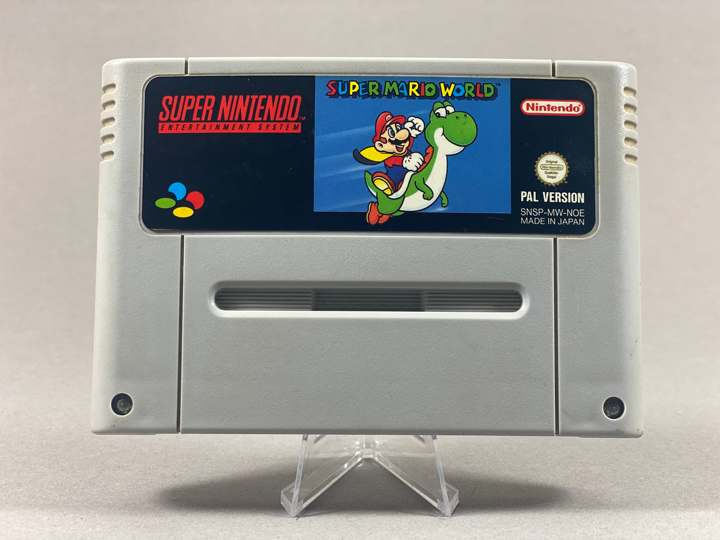 Super Nintendo Videospiel Modul von vorne in gutem Zustand